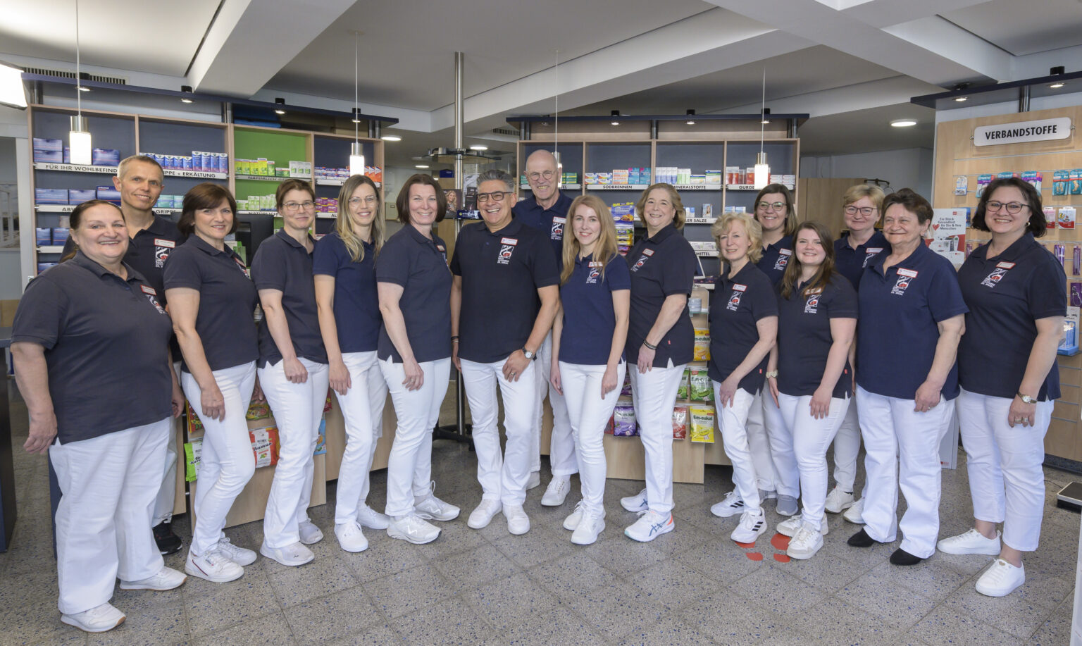 Team 05.04.25 WWW.SCHEFFEN.DE
Dr Erdal Apotheken
Foto:
HENNING SCHEFFEN PHOTOGRAPHY
MOBIL: 01773193050
WWW.SCHEFFEN.DE
Henning@SCHEFFEN.DE
Friedrich-Engels-Str. 31
30880 Laatzen
Region Hannover / Niedersachsen / GERMANY